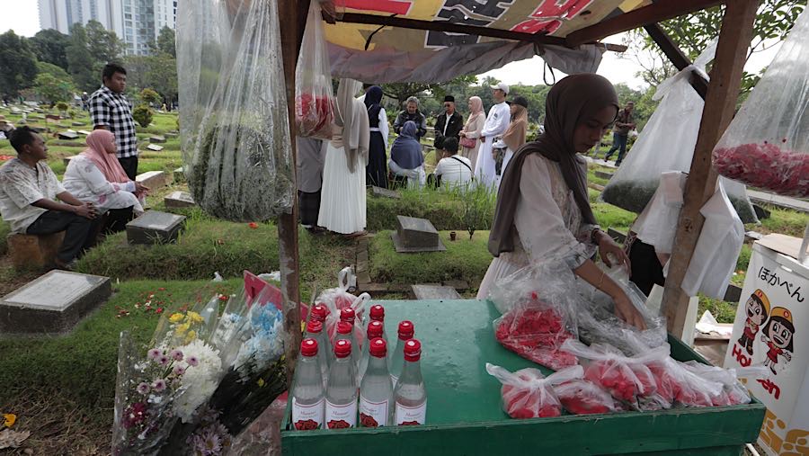 Selain tradisi saling memaafkan, ziarah kubur atau nyekar juga menjadi kegiatan yang identik saat Idulfitri. (Bloomberg Technoz/Andrean Kristianto)