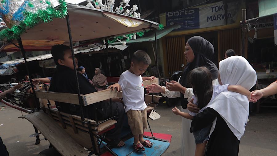 Momen Idulfitri dimanfaatkan untuk mempererat hubungan antarsesama. (Bloomberg Technoz/Andrean Kristianto)