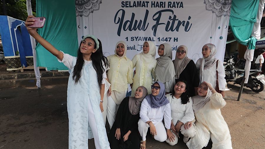 Suasana keakraban dan kebahagiaan tampak dari raut wajah warga yang saling bermaaf-maafan. (Bloomberg Technoz/Andrean Kristianto)