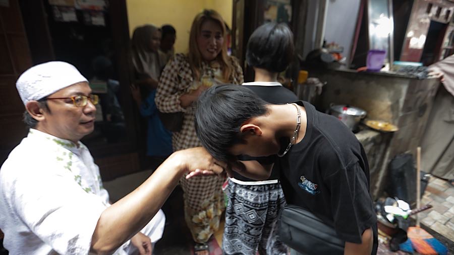 Warga bersilaturahmi saat lebaran di jalan Manggarai Utara 2, Jakarta Selatan, Sabtu (21/3/2026). (Bloomberg Technoz/Andrean Kristianto)