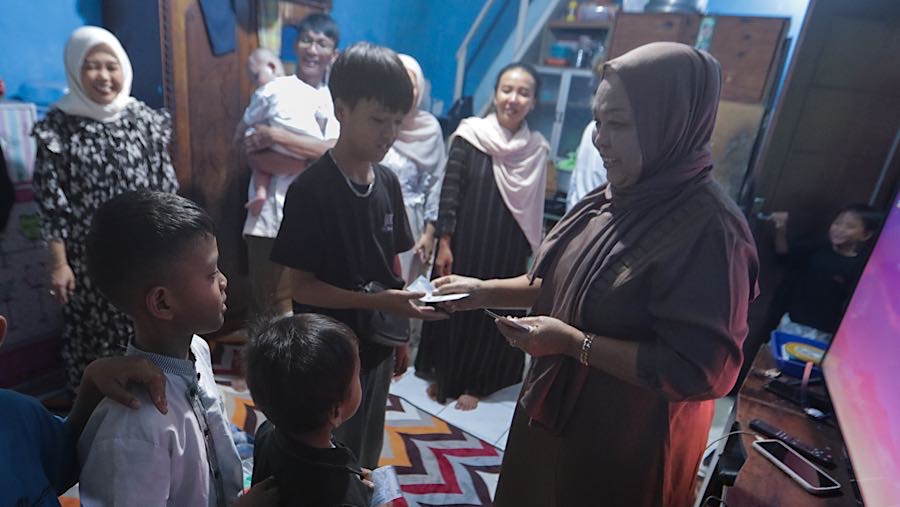 Warga bersilaturahmi saat lebaran di jalan Manggarai Utara 2, Jakarta Selatan, Sabtu (21/3/2026). (Bloomberg Technoz/Andrean Kristianto)