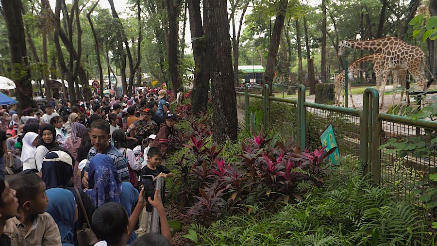 Setelah bersilaturahmi dalam momen Idulfitri, warga Jakarta mulai memadati berbagai tempat wisata.  (Bloomberg Technoz/Andrean Kristianto)