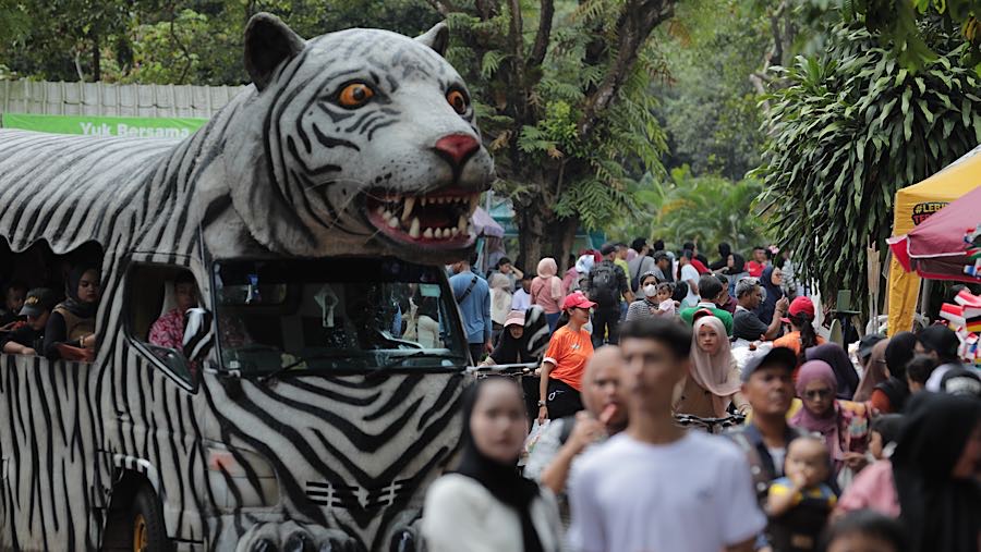 Selama periode libur Lebaran, Ragunan menargetkan total kunjungan mencapai 400.000 orang. (Bloomberg Technoz/Andrean Kristianto)