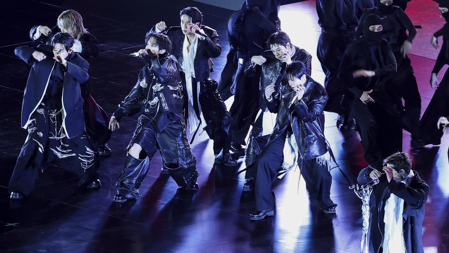 Penampilan BTS di konser comeback yang digelar di Gwanghwamun, Korea Selatan. (Sumber: Bloomberg)