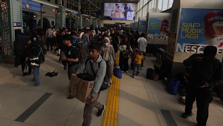 Meski arus balik Lebaran telah dimulai antusiasme penumpang yang ingin melaksanakan mudik juga masih terlihat. (Bloomberg Technoz/Andrean Kristianto)