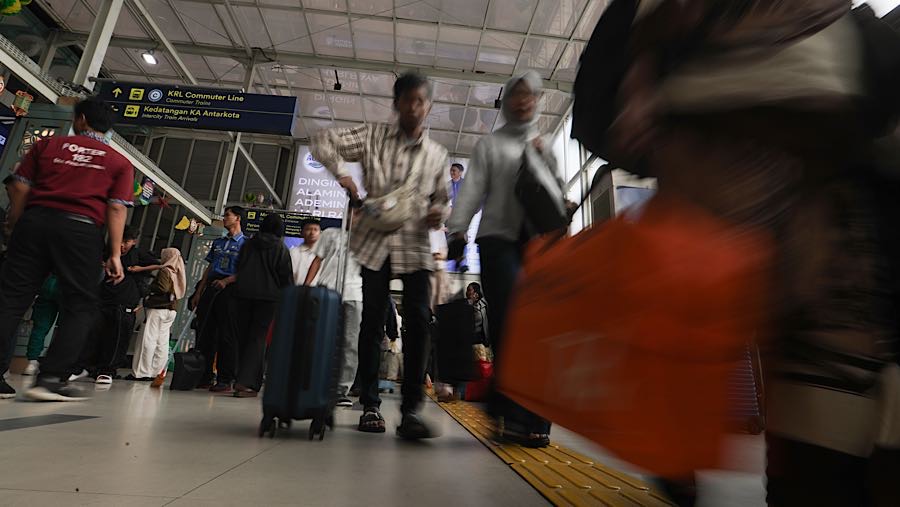 Sebanyak 44 ribu orang berangkat dari stasiun kereta api yang dikelola Daop 1 Jakarta pada hari ini. (Bloomberg Technoz/Andrean Kristianto)