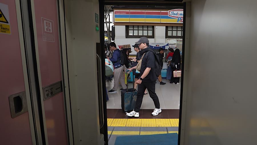 Sejumlah pemudik pada arus balik lebaran mulai terlihat ramai di Stasiun Pasar Senen. (Bloomberg Technoz/Andrean Kristianto)