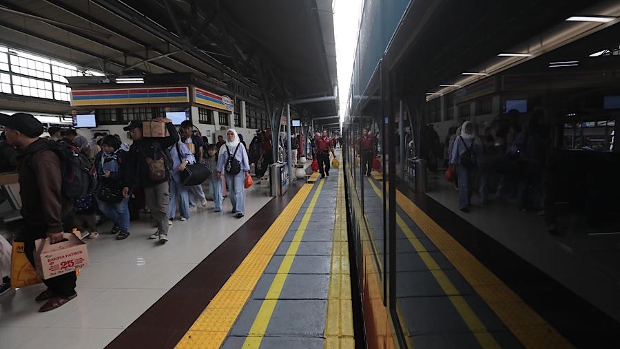 Untuk hari ini sebanyak 16.945 penumpang tiba di Stasiun Pasar Senen sedangkan Stasiun Gambir 16.404 penumpang. (Bloomberg Technoz/Andrean Kristianto)