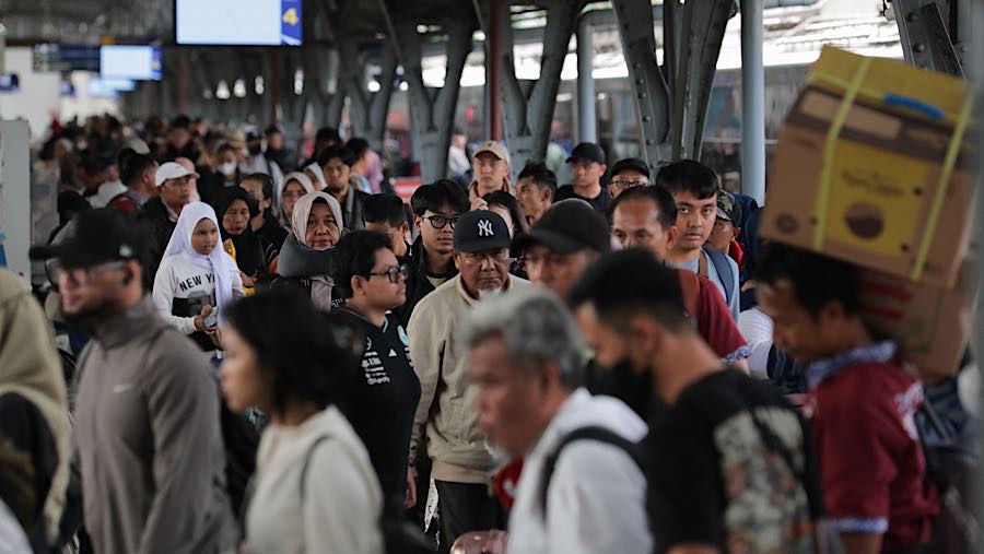Penumpang kereta api jarak jauh saat arus balik mudik tiba di Stasiun Pasar Senen, Senin (23/3/2026). (Bloomberg Technoz/Andrean Kristianto)