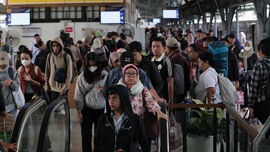 Penumpang kereta api jarak jauh saat arus balik mudik tiba di Stasiun Pasar Senen, Senin (23/3/2026). (Bloomberg Technoz/Andrean Kristianto)