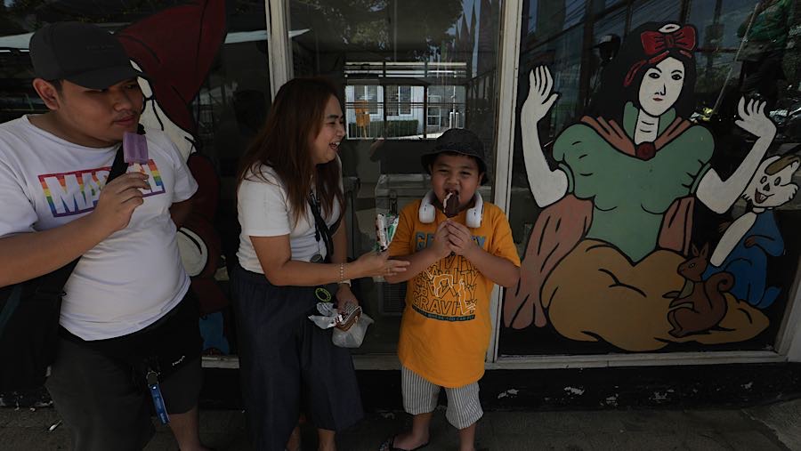 Banyak orang tua mengajak anak-anaknya bermain di Taman Woody sambil bernostalgia menikmati es krim legendaris tersebut. (Bloomberg Technoz/Andrean)