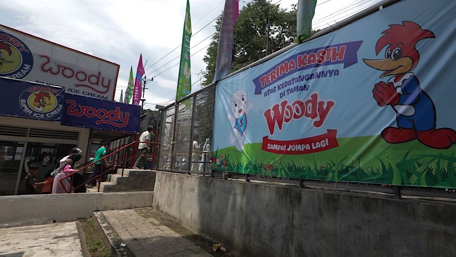 Di kawasan jalan Bogor, Depok, Jawa Barat, Woody memiliki gerai yang dilengkapi dengan area bermain anak, bernama 