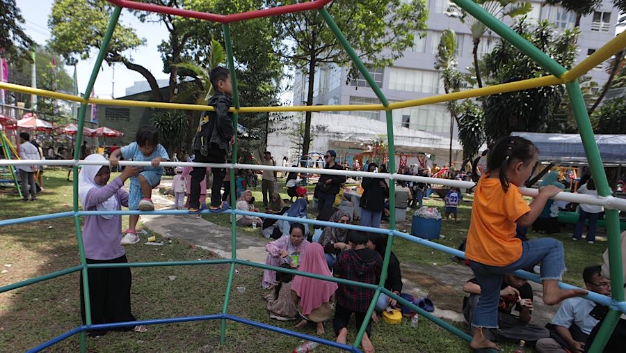 Sejumlah anak bermain di Taman Woody, Depok, Jawa Barat, Senin (23/3/2026). (Bloomberg Technoz/Andrean Kristianto)
