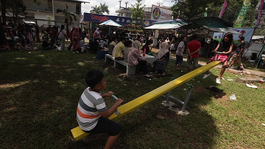 Wahana permainan sederhana yang dulu pernah ada kini kembali dihidupkan. (Bloomberg Technoz/Andrean Kristianto)