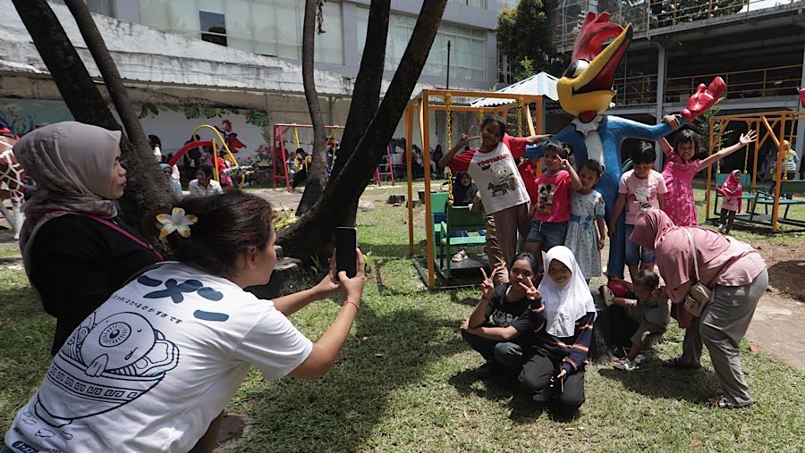 Patung karakter Woody yang terletak di tengah taman kini menjadi daya tarik utama untuk berfoto. (Bloomberg Technoz/Andrean Kristianto)