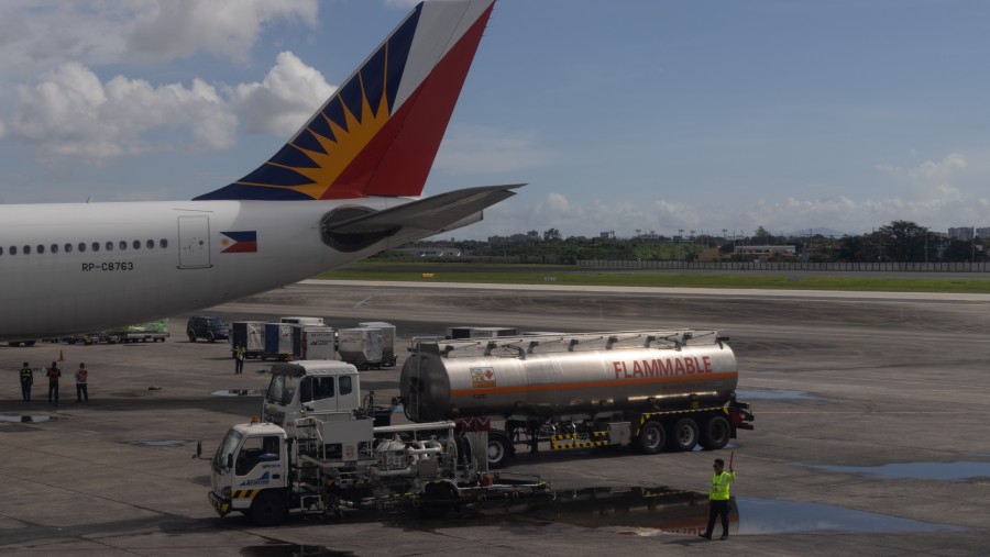 Sebuah truk tangki bahan bakar jet berada di dekat pesawat Philippine Airlines di Bandara Internasional Ninoy Aquino di Manila./Bloomberg-SeongJoon