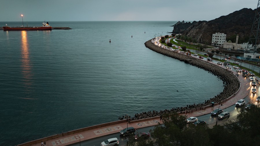 Sebuah kapal pengangkut barang curah berlabuh di Pelabuhan Muscat di Muscat, Oman pada 25 Maret 2026./Getty Image via Bloomberg