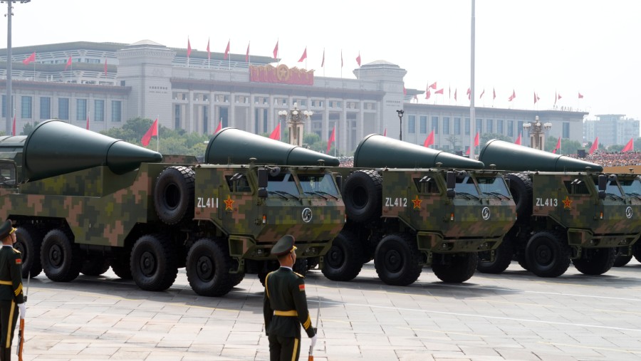 Parade militer China pamerkan hulu ledak nuklir. (Qilai Shen/Bloomberg)