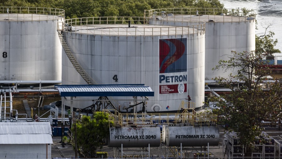 Storage minyak Petron di Filipina./Bloomberg-Lisa Marie