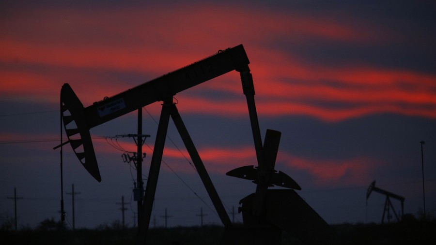 Nodding donkey di Texas, AS./Bloomberg-Luke Sharrett