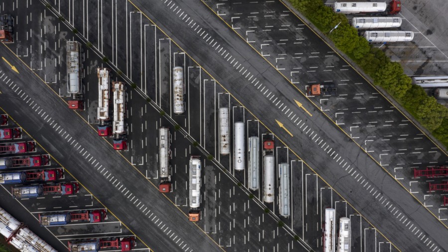 Truk tangki bahan bakar minyak di tempat parkir di China. (Fotografer: Qilai Shen/Bloomberg)