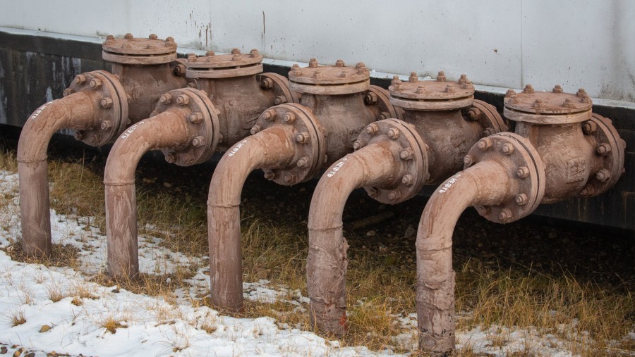 Pipa minyak mentah mengalirkan minyak ke tangki penyimpanan di Rusia. (Fotografer: Andrey Rudakov/Bloomberg)