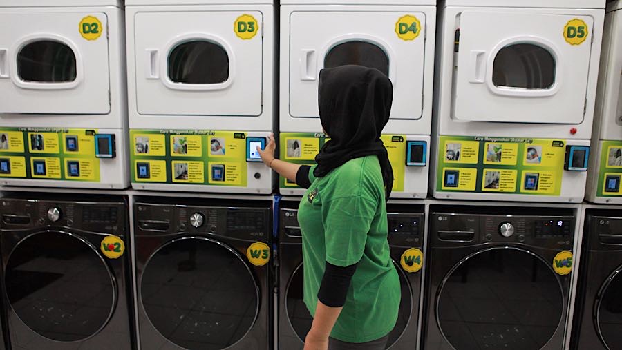 Pasca liburan Lebaran menjadi berkah bagi bisnis tempat pencucian pakaian. (Bloomberg Technoz/Andrean Kristianto)