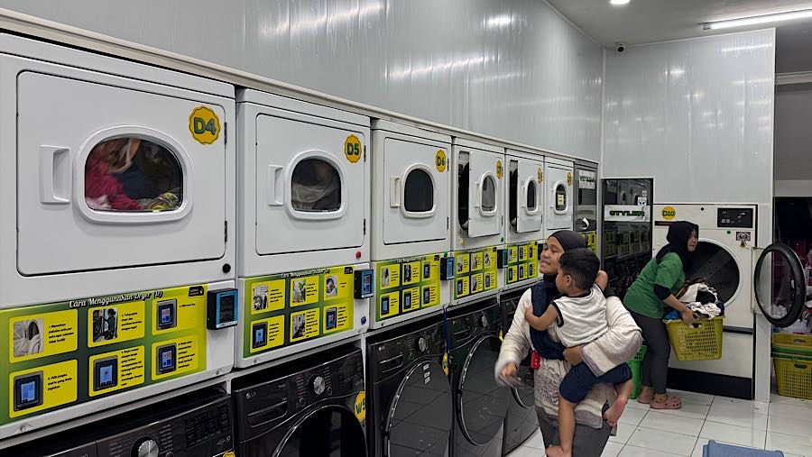 Tidak hanya pakaian sehari-hari, bed cover, selimut, turut dibawa ke tempat laundry agar lebih praktis dan menghemat waktu.