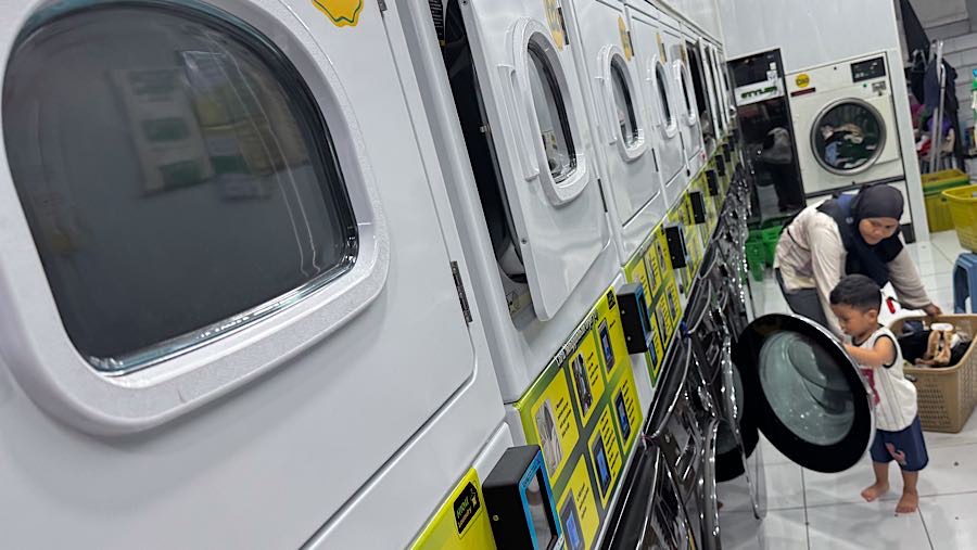Tempat laundry ramai diserbu warga yang ditinggal mudik oleh pekerja rumah tangga. (Bloomberg Technoz/Andrean K)