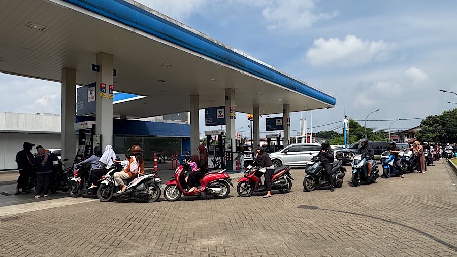 Sejumlah pengendara mengantre mengisi BBM di SPBU VIVO, Pamulang, Tangerang Selatan, Selasa (31/3/2026). (Bloomberg Technoz/Andrean Kristianto)