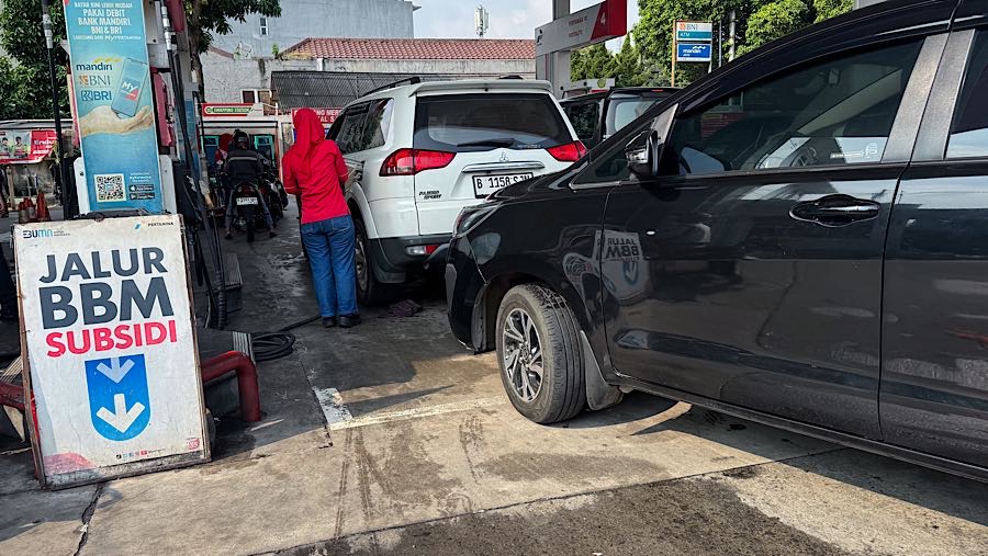 Sejumlah pengendara mengantre mengisi BBM di SPBU Pertamina, Jakarta Selatan, Selasa (31/3/2026). (Bloomberg Technoz/Andrean Kristianto)