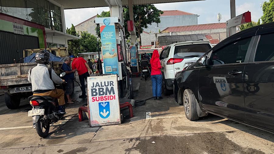 Sejumlah pengendara mengantre mengisi BBM di SPBU Pertamina, Jakarta Selatan, Selasa (31/3/2026). (Bloomberg Technoz/Andrean Kristianto)