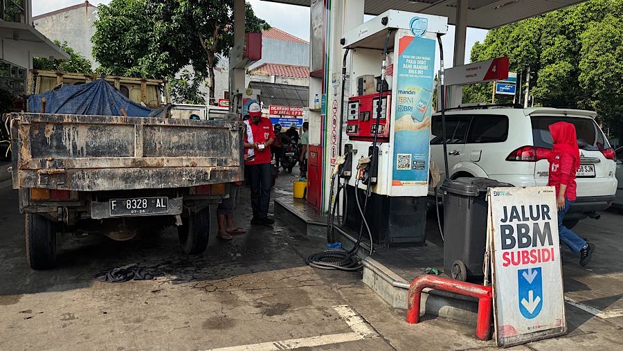 Sejumlah pengendara mengantre mengisi BBM di SPBU Pertamina, Jakarta Selatan, Selasa (31/3/2026). (Bloomberg Technoz/Andrean Kristianto)