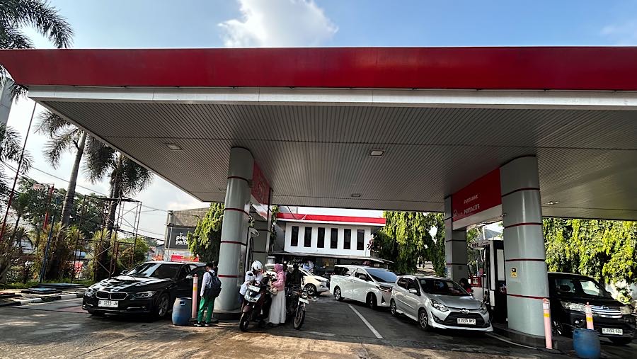Sejumlah pengendara mengantre mengisi BBM di SPBU Pertamina, Jakarta Selatan, Selasa (31/3/2026). (Bloomberg Technoz/Andrean Kristianto)