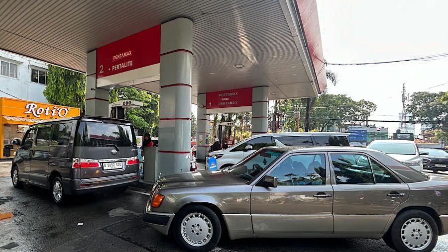 Sejumlah pengendara mengantre mengisi BBM di SPBU Pertamina, Jakarta Selatan, Selasa (31/3/2026). (Bloomberg Technoz/Andrean Kristianto)