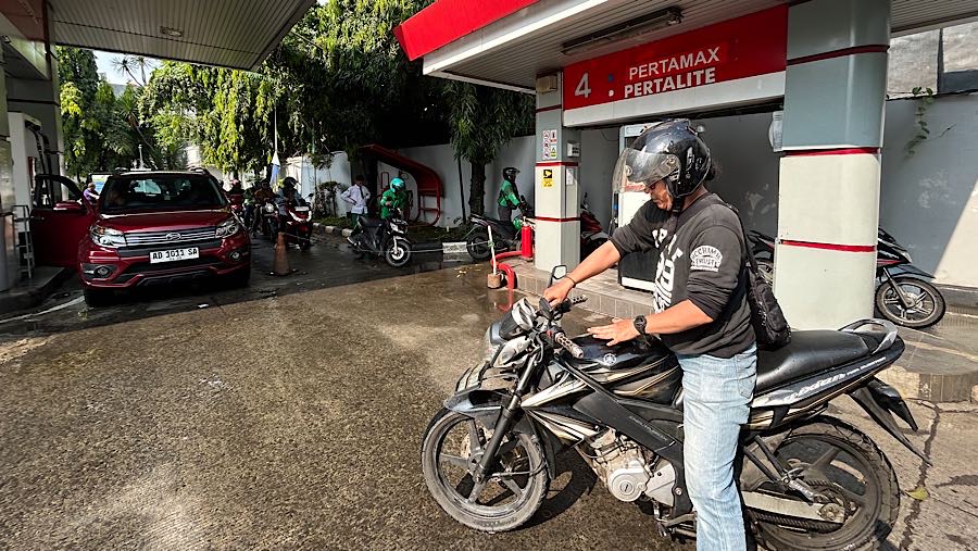 Untuk penghematan BBM, pemerintah membatasi konsumsi BBM bersubsidi sebanyak 50 liter dalam sehari. (Bloomberg Technoz/Andrean Kristianto)