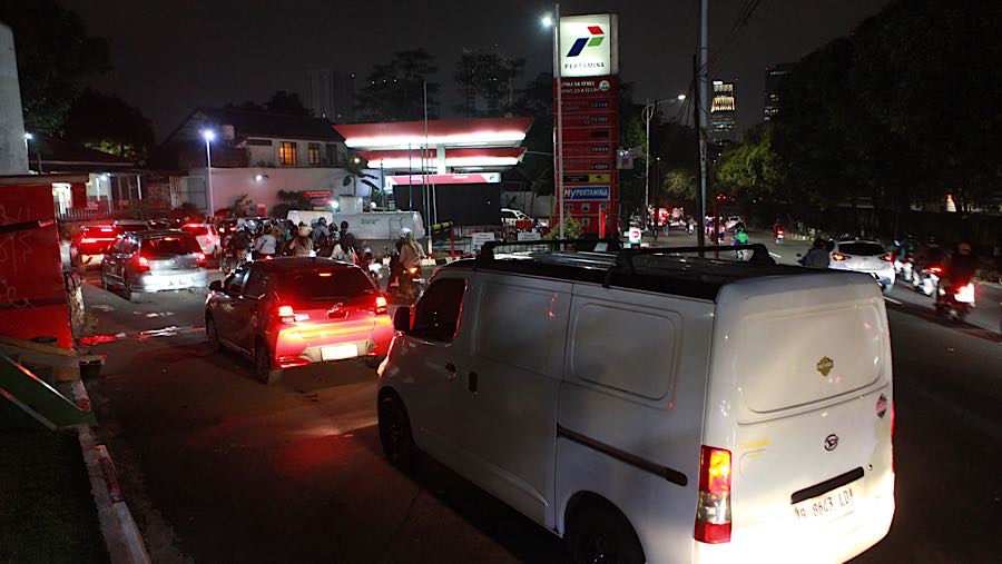 Sejumlah pengendara mengantre mengisi BBM di SPBU Pertamina, Jakarta Selatan, Selasa (31/3/2026). (Bloomberg Technoz/Andrean Kristianto)