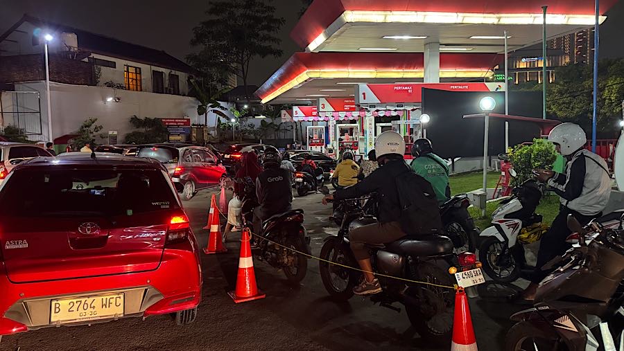 Sejumlah pengendara mengantre mengisi BBM di SPBU Pertamina, Jakarta Selatan, Selasa (31/3/2026). (Bloomberg Technoz/Andrean Kristianto)