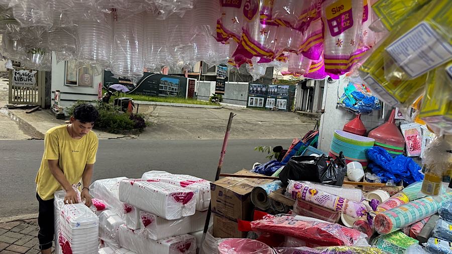 Pedagang mengatakan kenaikan plastik ada yang mencapai hingga Rp25.000 sedangakan styrofoam dari Rp35.000 naik ke Rp55.000. (Bloomberg Technoz/Andre)