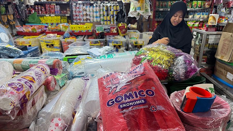 Ketergantungan terhadap bahan baku dari kawasan Timur Tengah membuat banyak industri turut terdampak. (Bloomberg Technoz/Andrean Kristianto)