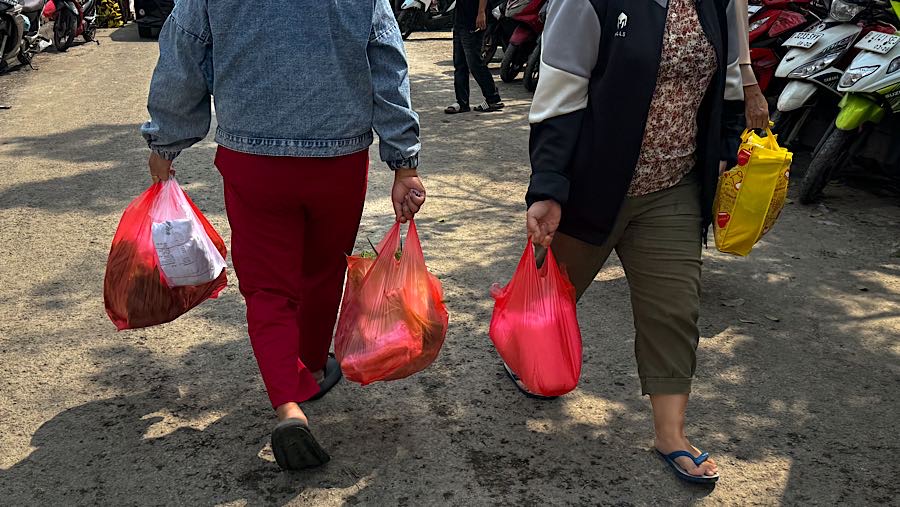 Harga plastik di Indonesia mengalami lonjakan signifikan dalam beberapa waktu terakhir akibat terganggunya pasokan bahan baku global.