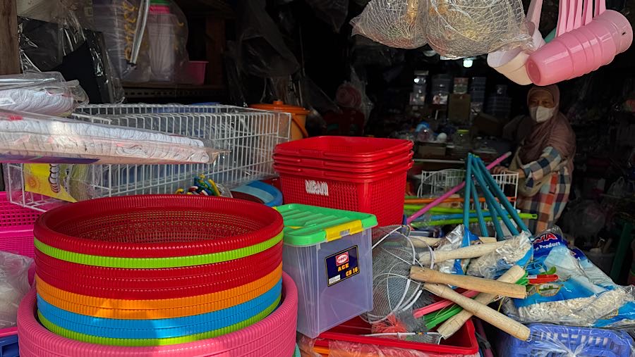 Calon pembeli melihat produk berbahan plastik di Pasar Minggu, Jakarta Selatan, Rabu (1/4/2026). (Bloomberg Technoz/Andrean Kristianto)