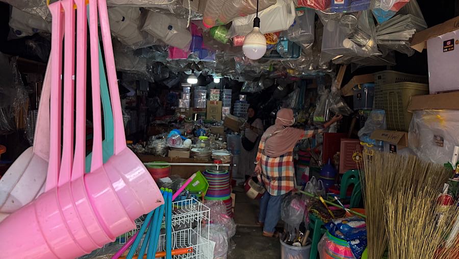 Calon pembeli melihat produk berbahan plastik di Pasar Minggu, Jakarta Selatan, Rabu (1/4/2026). (Bloomberg Technoz/Andrean Kristianto)