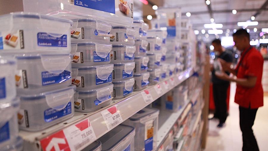 Kenaikan disebabkan oleh produsen bahan baku atau industri hulu plasik yang mayoritas berasal dari Timur Tengah. (Bloomberg Technoz/Andrean Kristianto