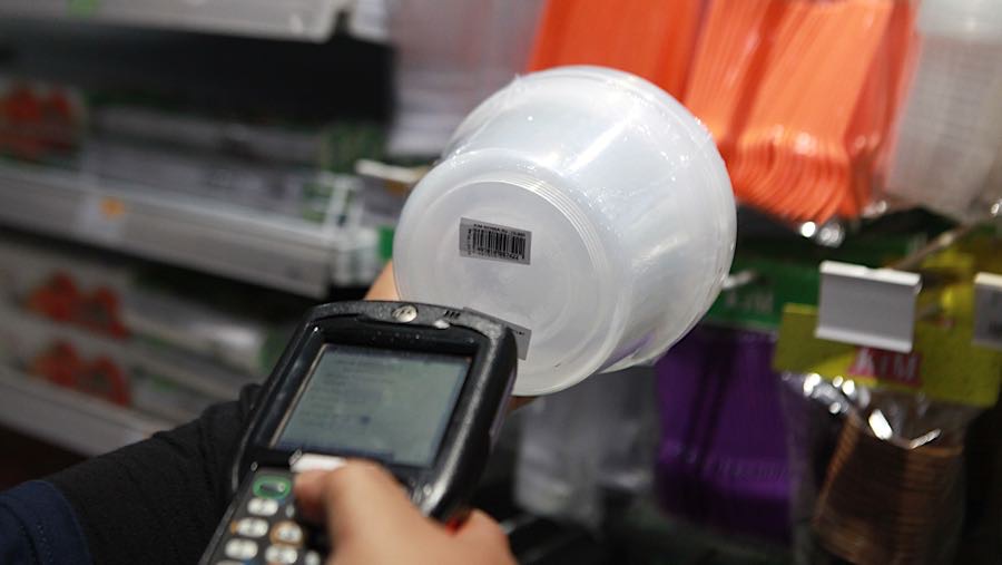 Pekerja memeriksan  wadah plastik di salah satu ritel modern di Jakarta Selatan, Rabu (1/4/2026). (Bloomberg Technoz/Andrean Kristianto)