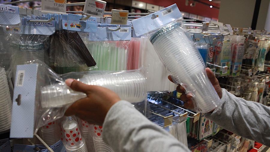 Harga gelas plastik juga mengalami kenaikan dari harga Rp17.000 menjadi Rp23.000. (Bloomberg Technoz/Andrean Kristianto)