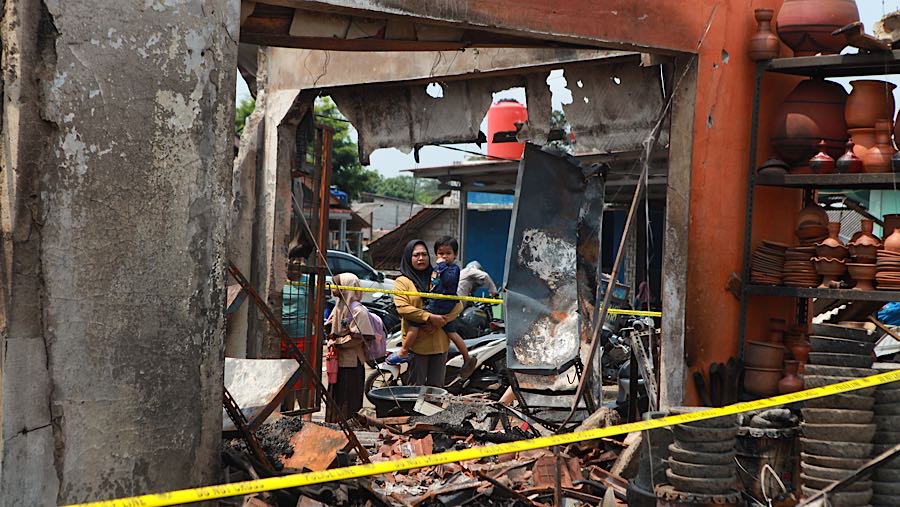 Insiden tersebut mengakibatkan 15 orang terluka, termasuk pegawai SPBE dan beberapa warga. (Bloomberg Technoz/Andrean K)