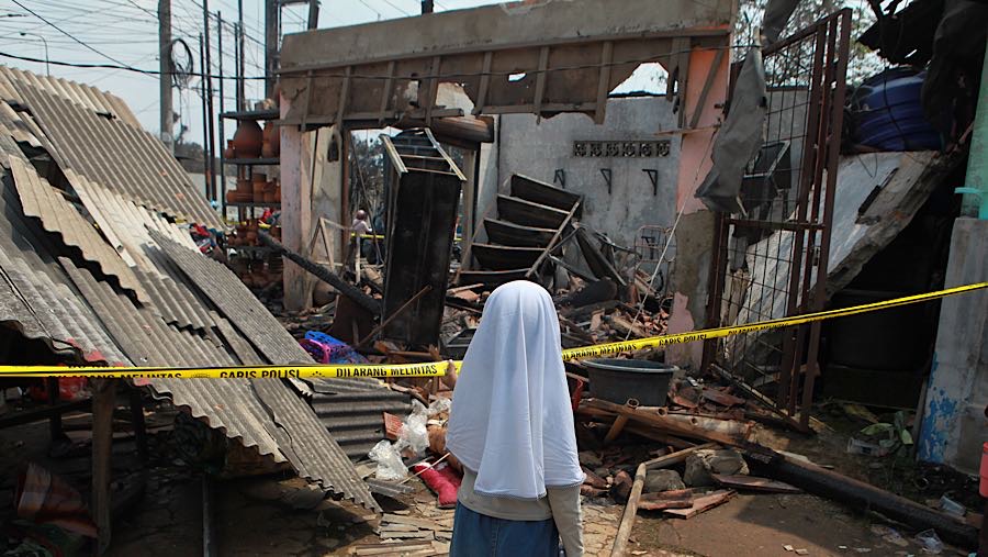 Akibat kebakaran tersebut sekitar 10 unit rumah dan satu musala rusak. (Bloomberg Technoz/Andrean K)