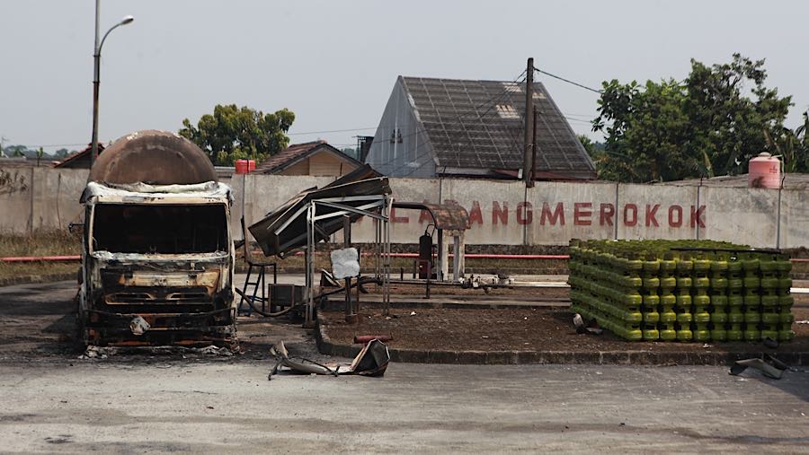 Truk tangki LPG hangus akibat kebakaran SPBE Cimuning di Mustikajaya, Bekasi, Jawa Barat, Kamis (2/4/2026). (Bloomberg Technoz/Andrean K)