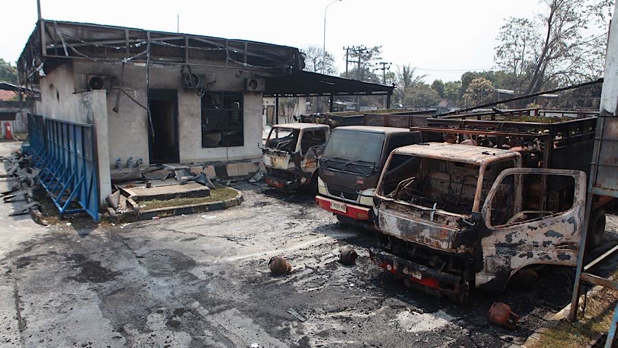 Sejumlah truk hangus terbakar usai kebakaran SPBE Cimuning di Mustikajaya, Bekasi, Jawa Barat, Kamis (2/4/2026). (Bloomberg Technoz/Andrean K)